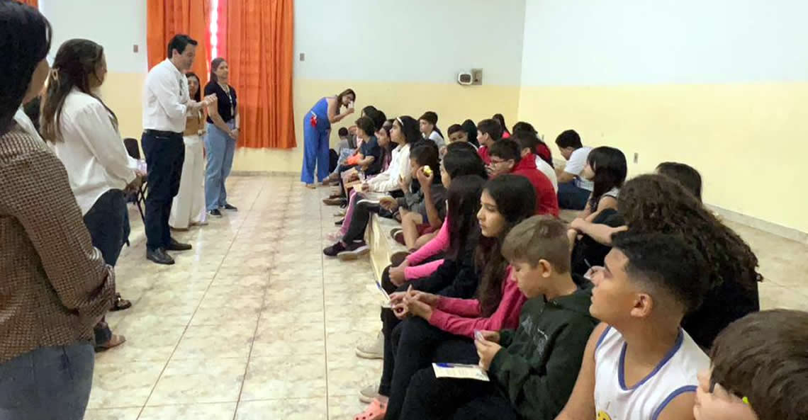 Prefeito e equipe da Educação visitam escolas municipais e incentivam alunos para o SAEB